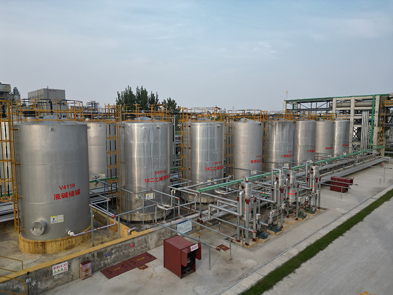 Raw material storage tank